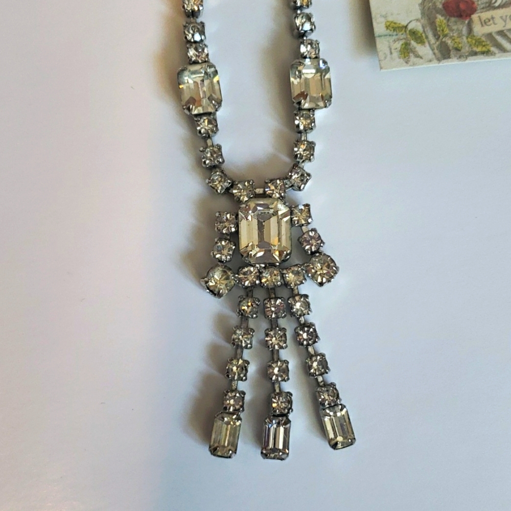 Vintage Clipon Earrings and Necklace Set. - Picture 3 of 4